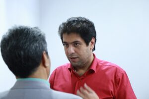 سید حسام عابدی - مدیر عامل شرکت دایان دانا ایستا - در حال توضیحات محصولات در نمایشگاه برق