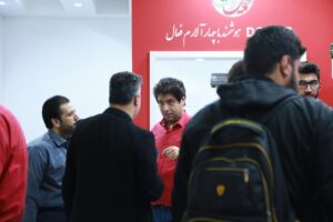 مهندس سید حسام عابدی در حال توضیح محصولات به مدیران ارشد