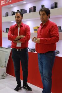 سید حسام عابدی و مهدی پوده، اعضای شرکت دایان دنا ایستا در نمایشگاه بین المللی صنعت برق ایران