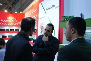 آرین عیوضیان - در غرفه شرکت دایان دانا در حال توضیحات محصولات به بازدیدکنندگان بیست و سومین نمایشگاه بین المللی صنعت برق ایران
