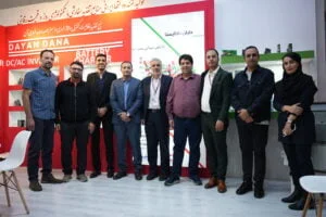 عکس دست جمعی از همکاران - مدیران و بازید کنندگان شرکت دایان دانا در نمایشگاه بین المللی صنعت برق ایران