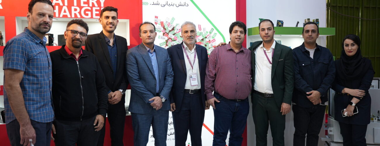 عکس دست جمعی از همکاران - مدیران و بازید کنندگان شرکت دایان دانا در نمایشگاه بین المللی صنعت برق ایران
