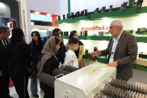 مهندس امین پوده در حال ارائه به بازدید کنندگان (1)