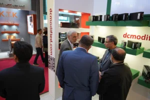 مهندس امین پوده در حال ارائه به بازدید کنندگان